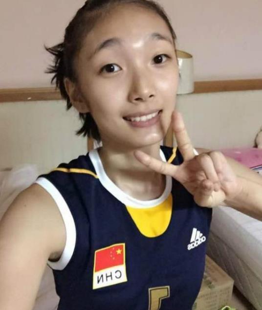 中国女排:光有精神是不够的,打铁还需自身硬!这2人悄悄地走了