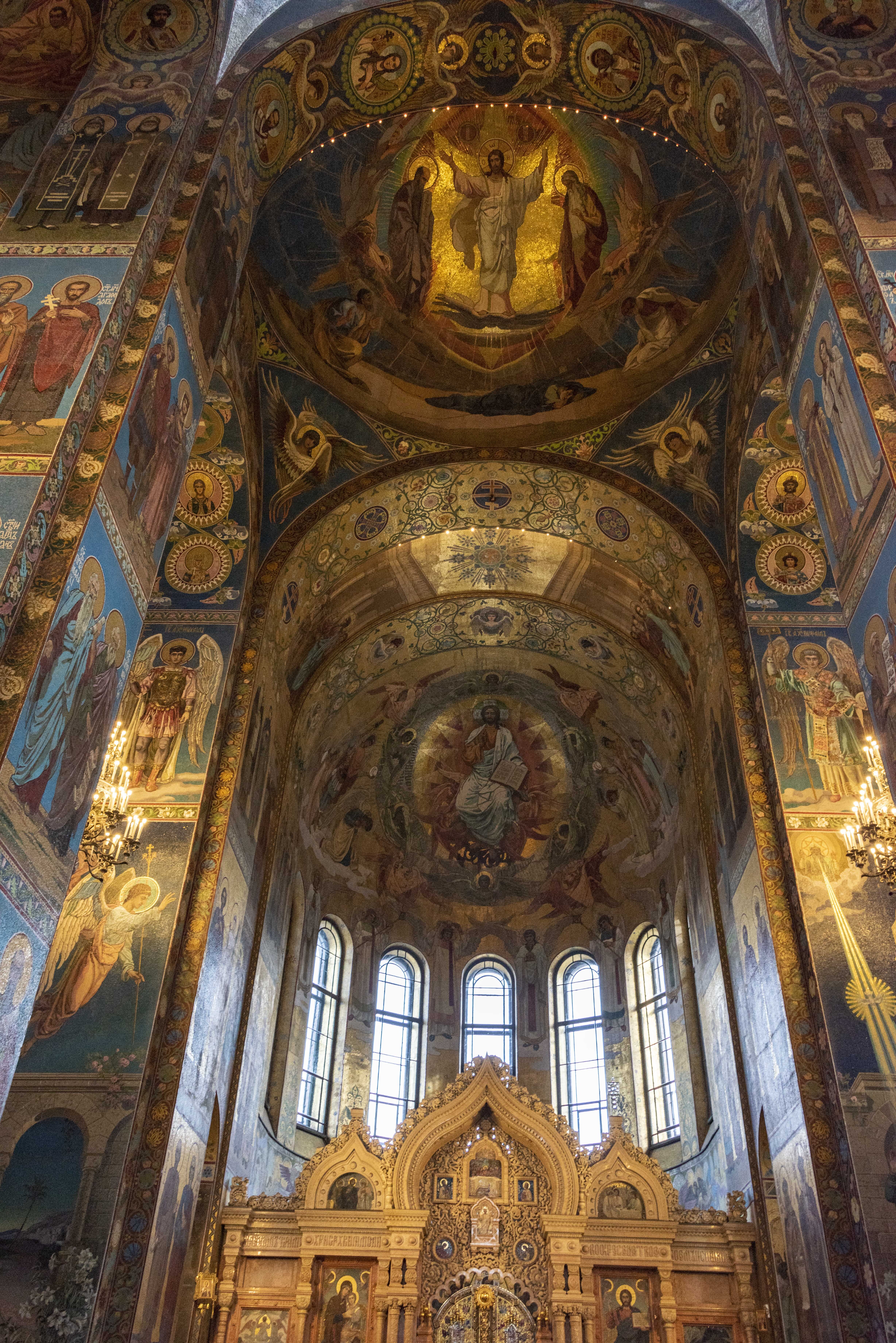 住了,不是故事内容而是整个内部的金碧辉煌,印象最深的就是蓝色和金色