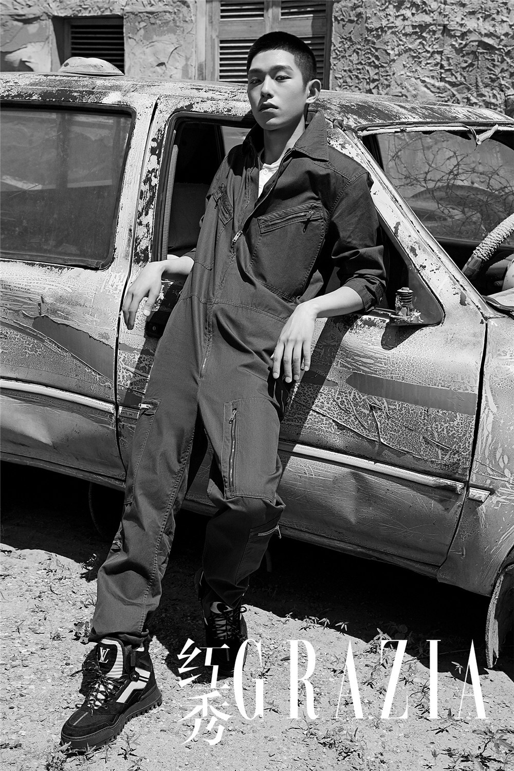 王锵《红秀》涂鸦风大片 寸头少年眼神倔强