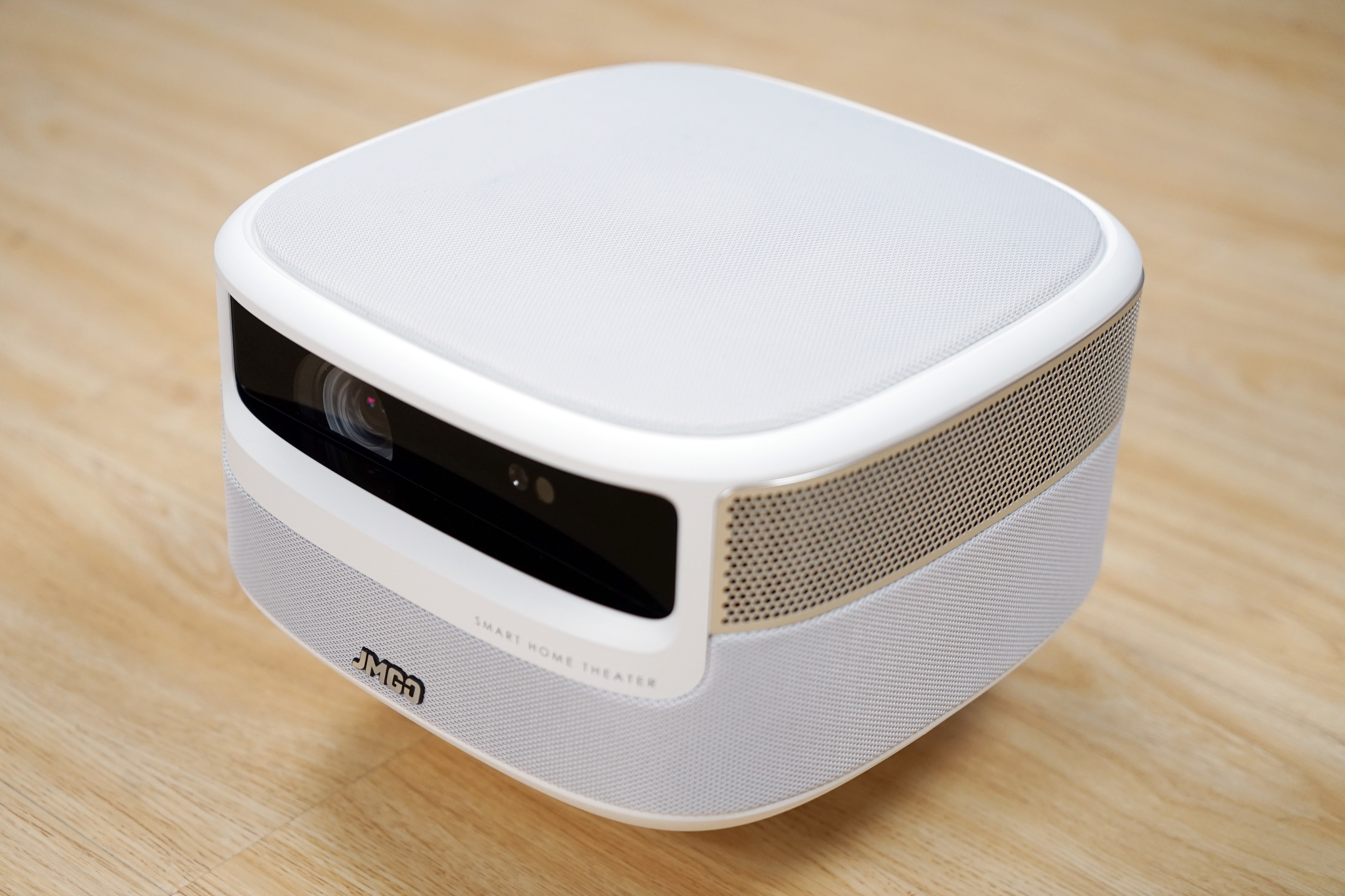 坚果j9真机图赏首发:好设计,"会说话",够智能,高亮度__凤凰网