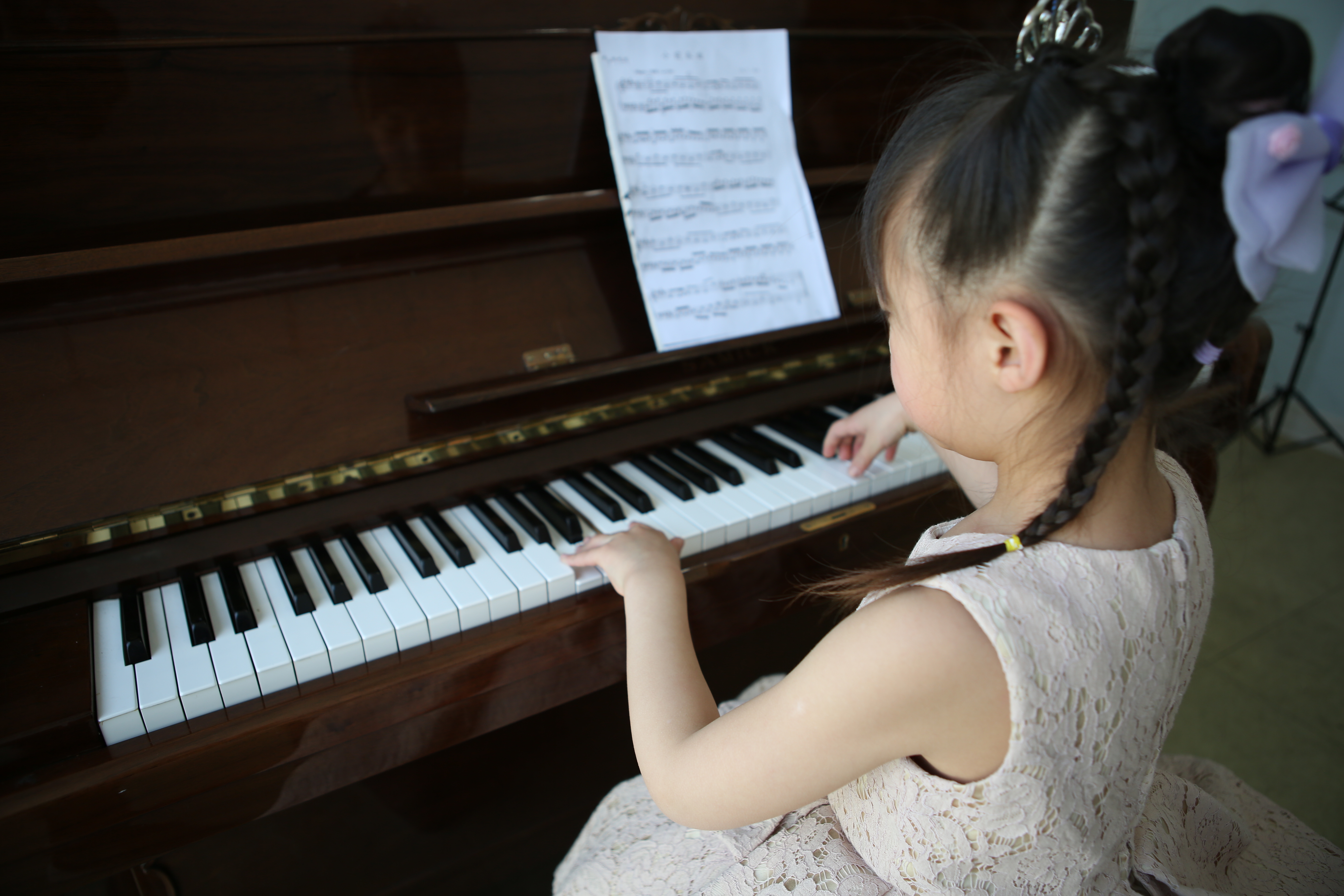 小朋友认真弹钢琴.