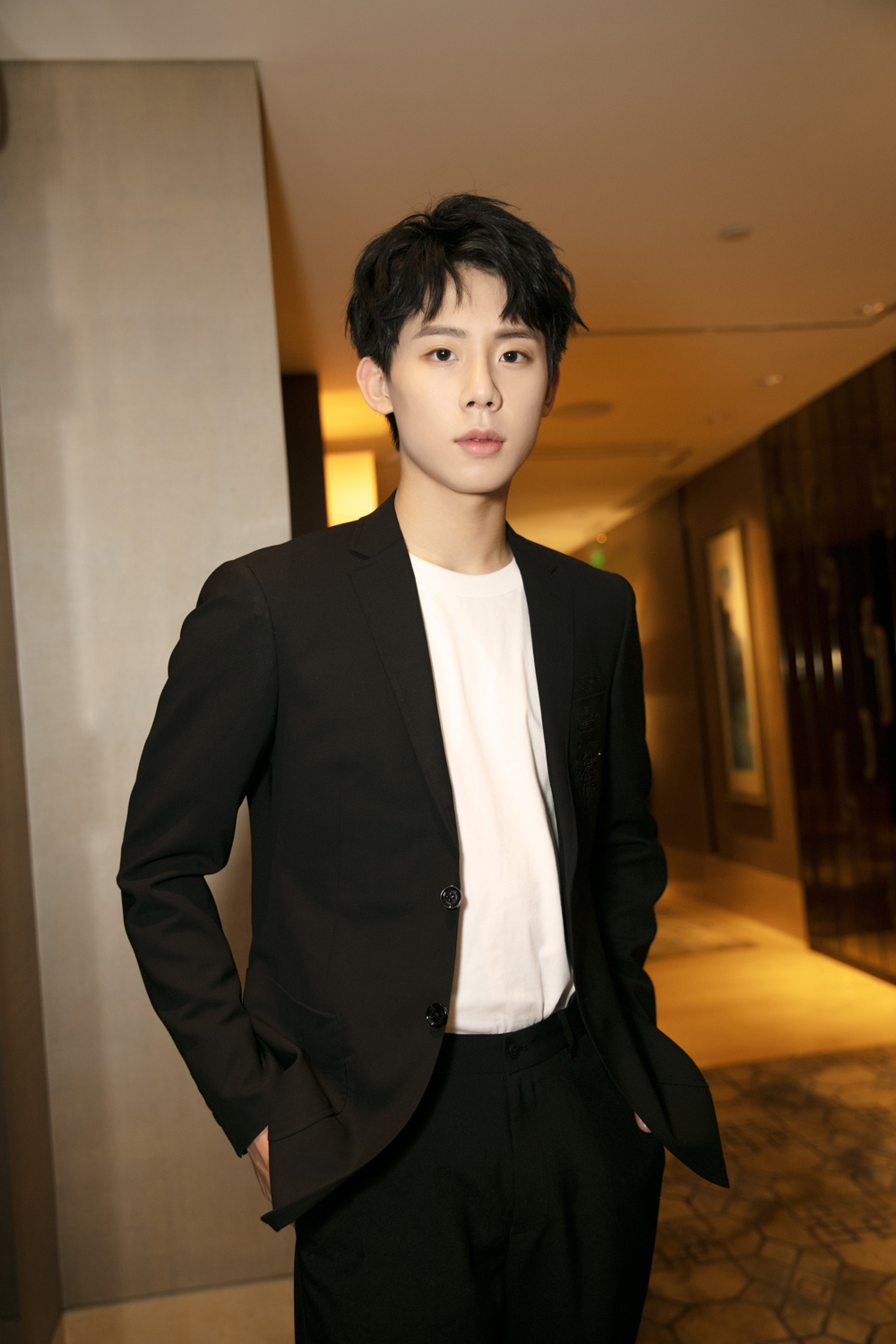 新生代演员周奇受邀亮相活动 简约正装搭配少年感十足