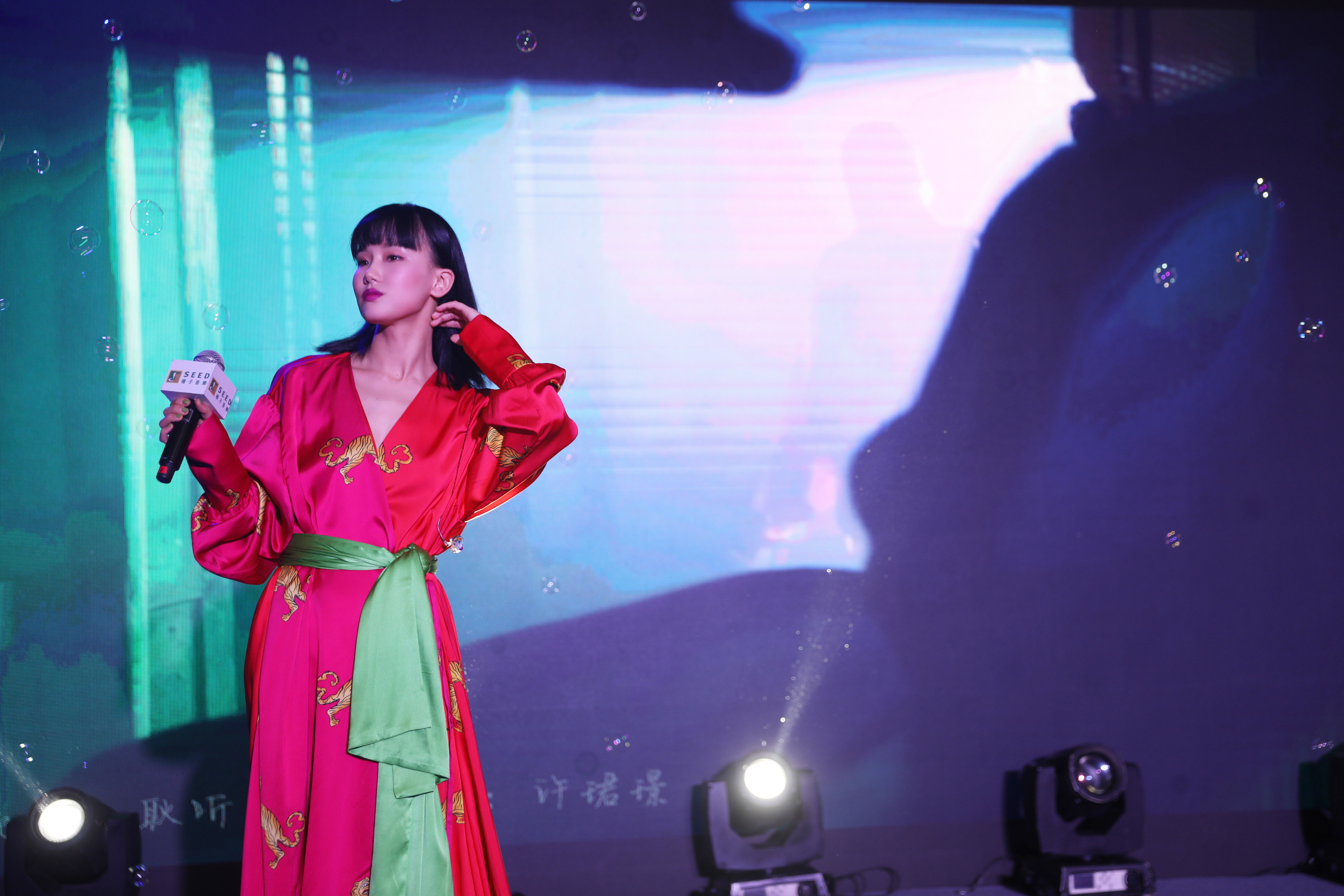 浴室歌后×桃醉黄龄携新专《醉》 大开"睡衣趴"自在肆玩音乐