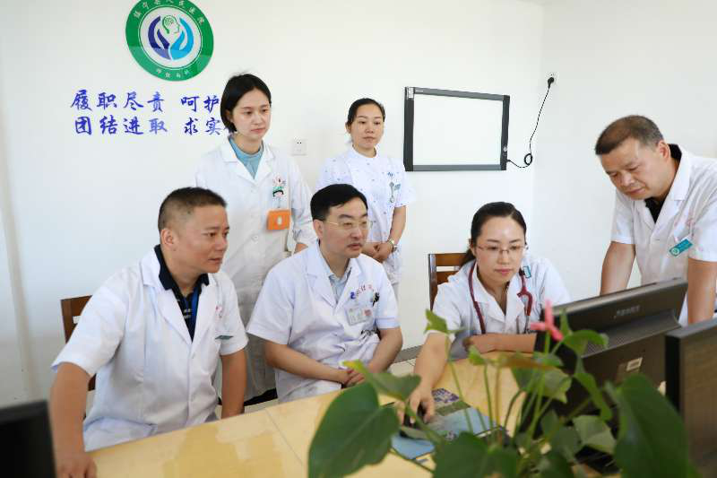 卫生局副局长易学德,县人民政府办公室副主任黄均喜,绥宁县人民医院