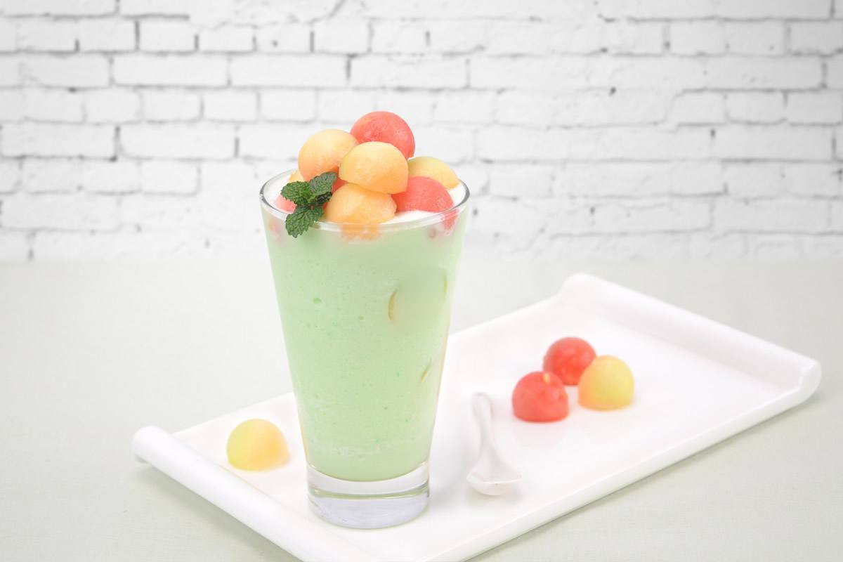 材料:哈密瓜,牛奶