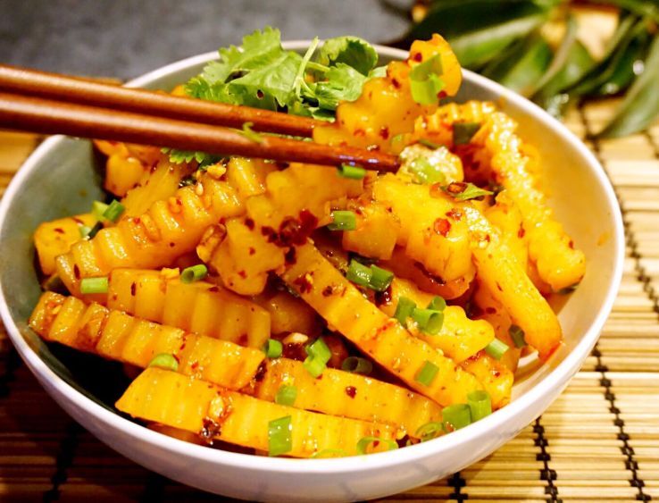 狼牙土豆是四川的一种地方风味小吃,是由四川小吃"天蚕土豆"改进而来