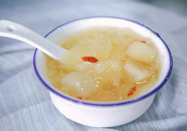 食谱五:银耳雪梨糯米粥