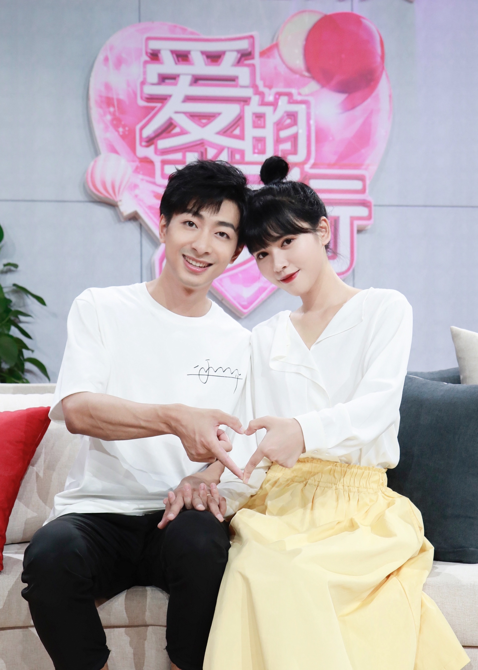 左立熊小玥综艺甜蜜首秀 "月历夫妇"启程《爱的旅行》