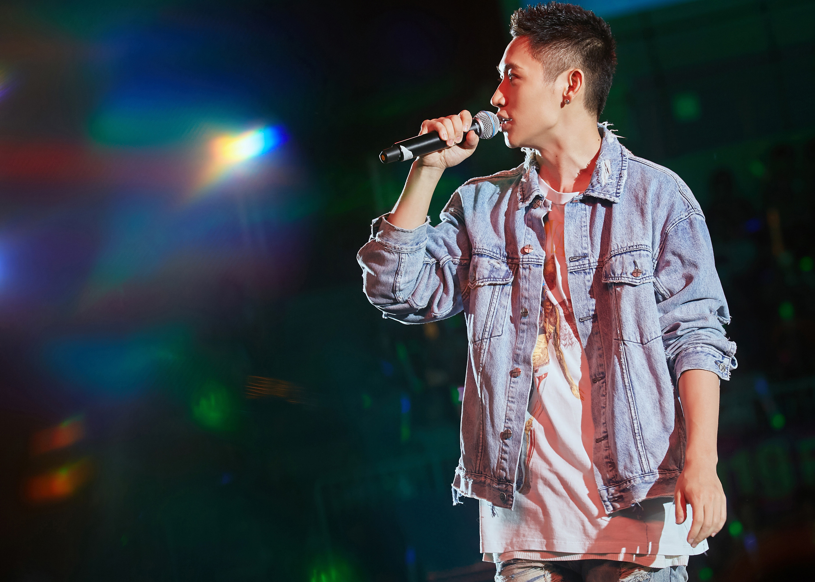 魏晨寸头新造型现身山东 唱跳全能引爆全场_凤凰网娱乐_凤凰网