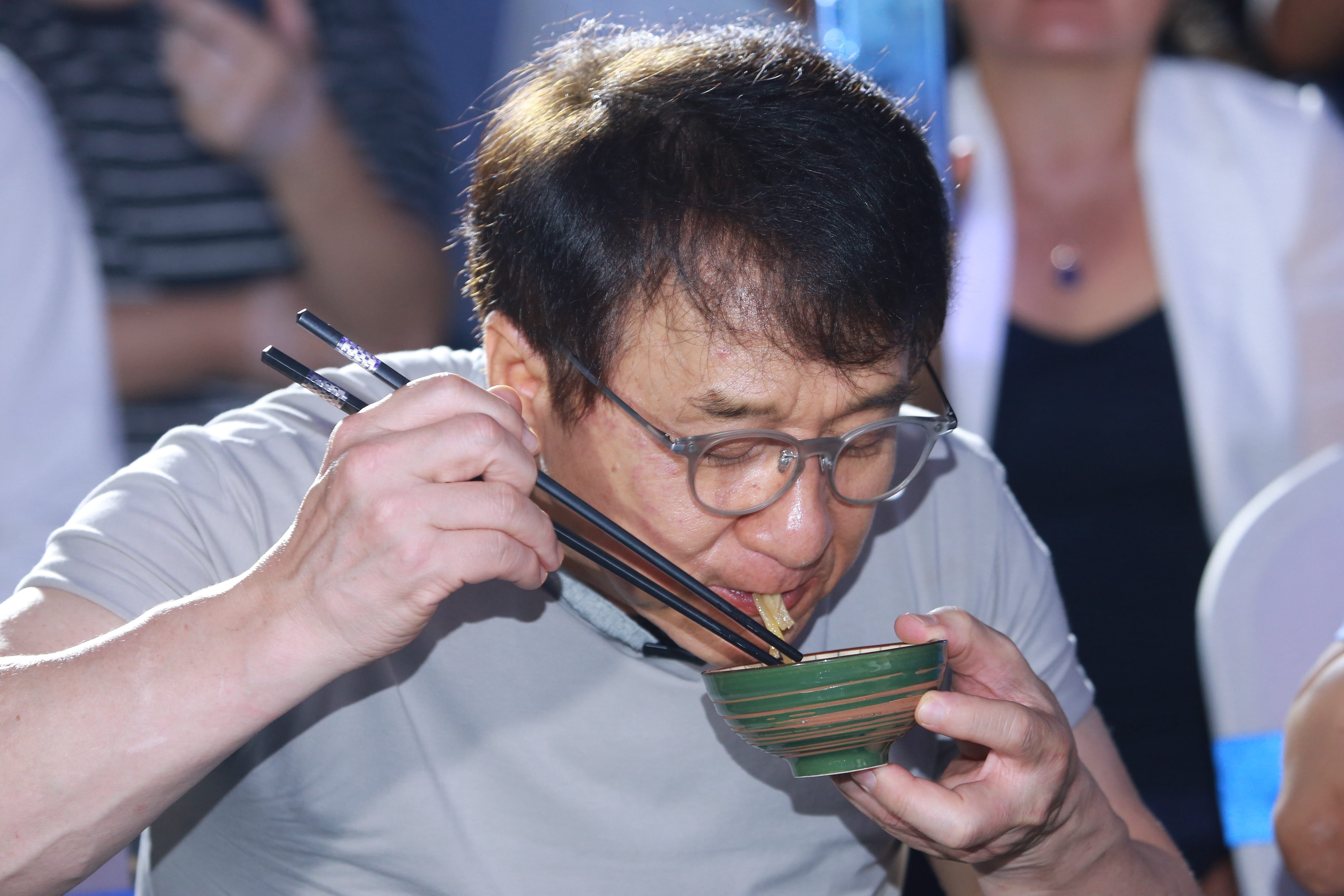 成龙吃黄花菜亲身演绎"真香" 蹲下身与小朋友互动太暖心