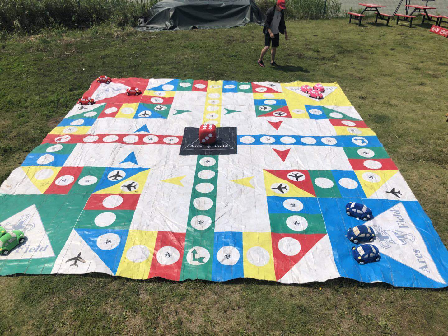 人体奥赛罗是大型真人版飞行棋任务挑战赛,由每位队长带领自己的