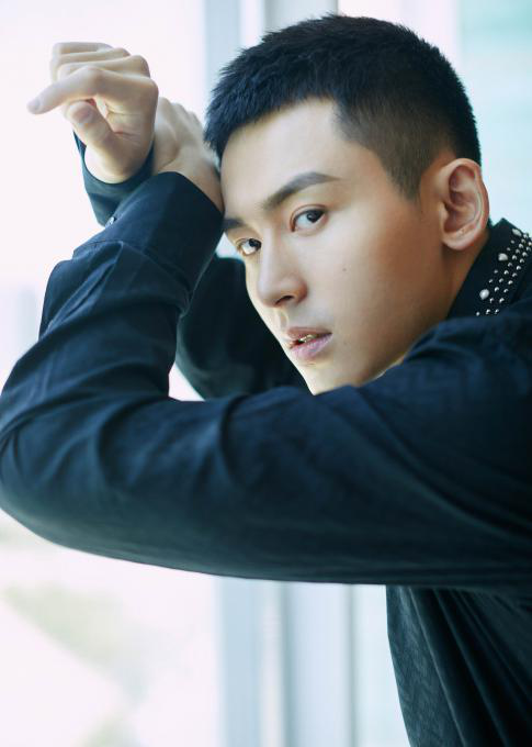 张哲瀚板寸杀酷到炸 变身消防员无畏前行