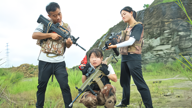 和平精英真人版菜鸟妹子吃鸡被队友利用竟被两个敌人乱枪打死