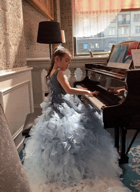 黄奕6岁女儿盛装演奏钢琴大方有范培养孩子的特长有多重要