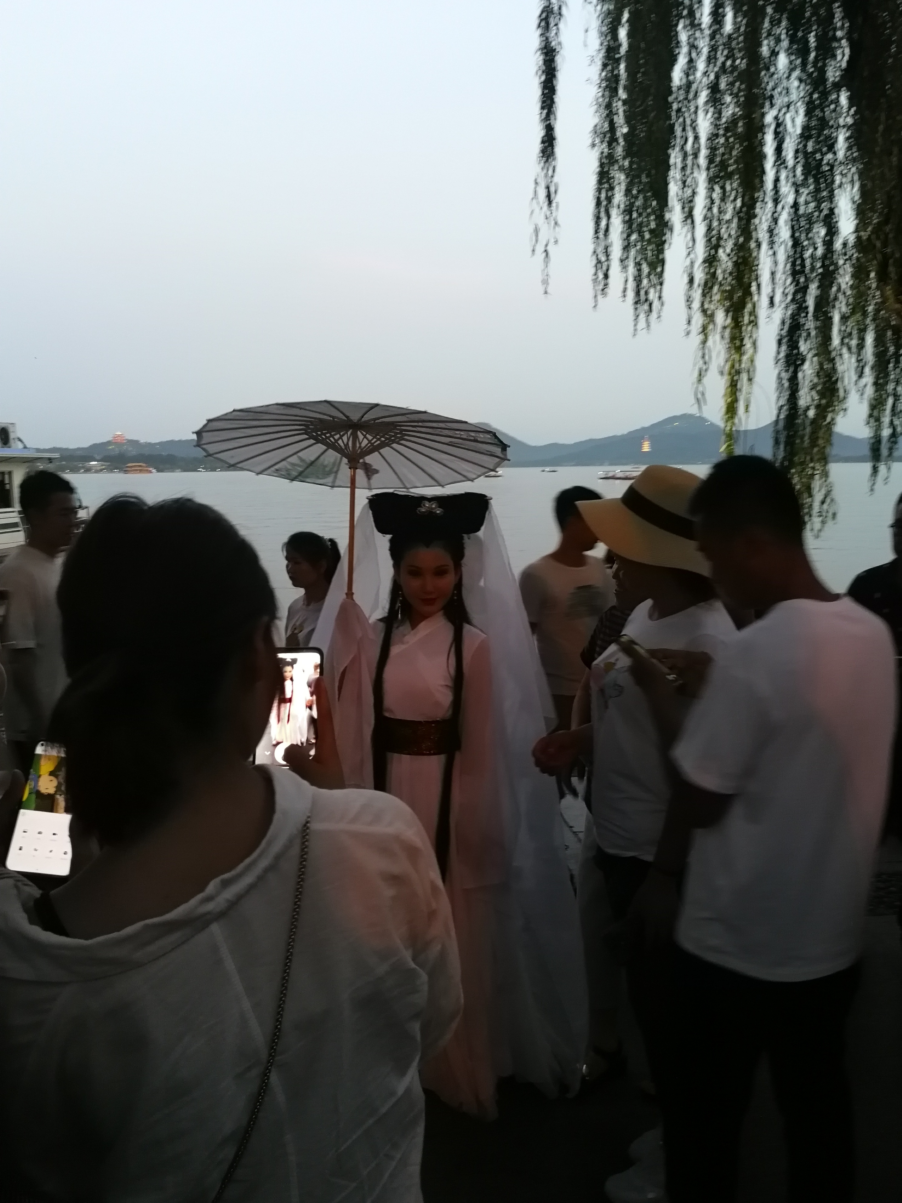 白娘子现身西湖断桥