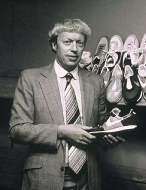 他一起追求梦想的人——他在俄勒冈大学的田径运动教练比尔61鲍尔曼