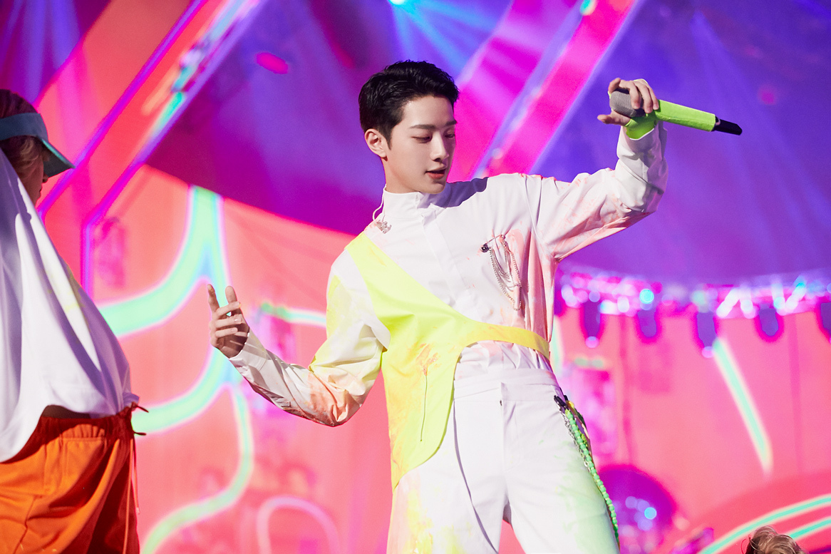 赖冠霖亮相2019青春芒果夜实力唱跳展现超强舞台魅力