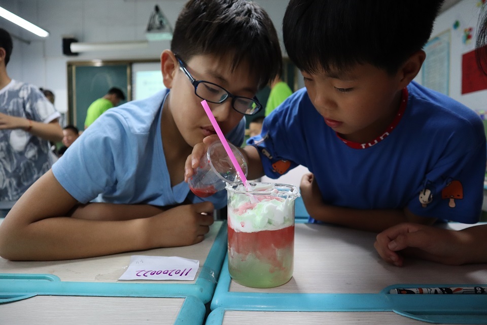 "雨从哪里来"小实验成功吸引了小组同学的注意力,孩子们在认真做实验