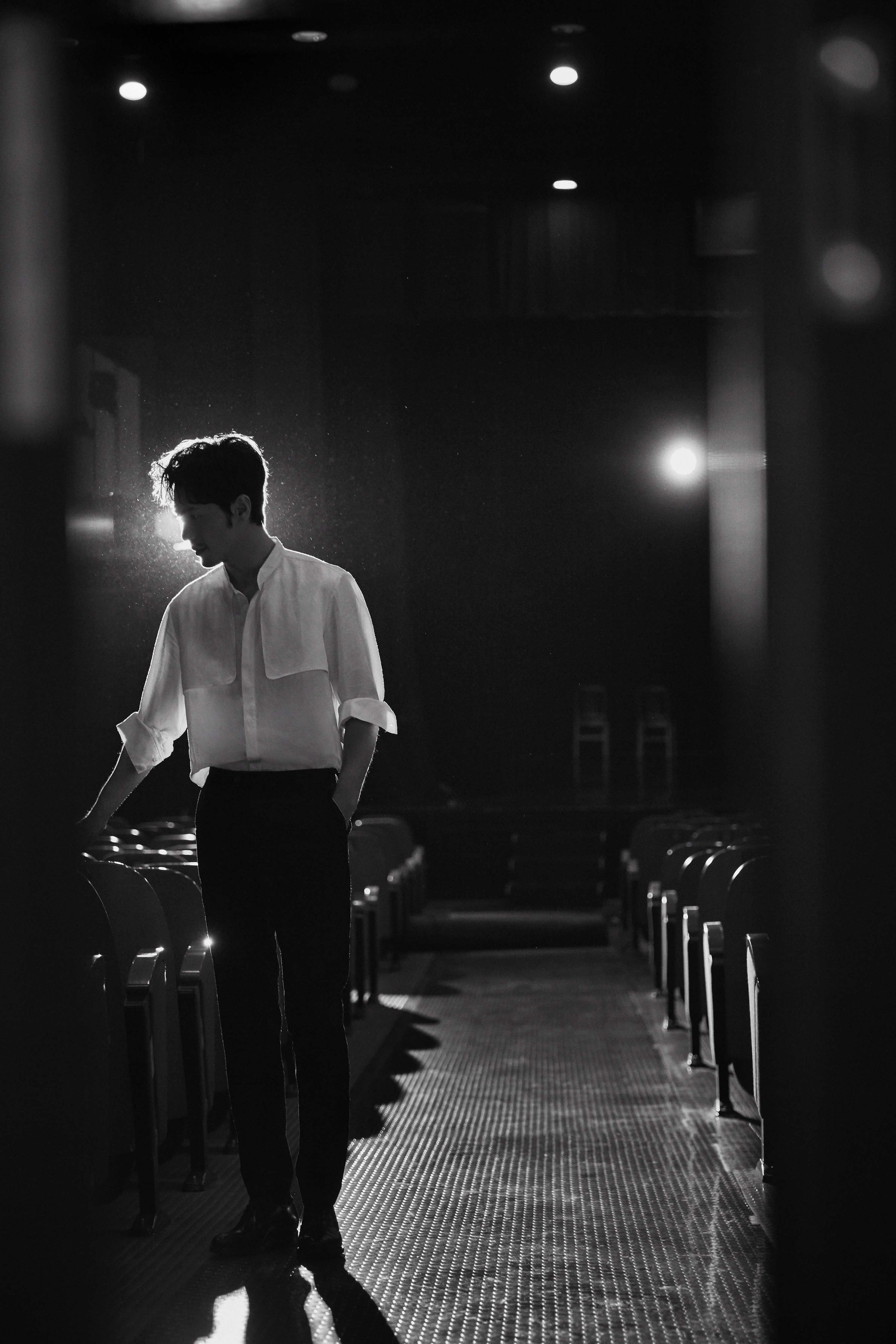 白宇黑白质感写真发布 剧场回忆梦开始的地方