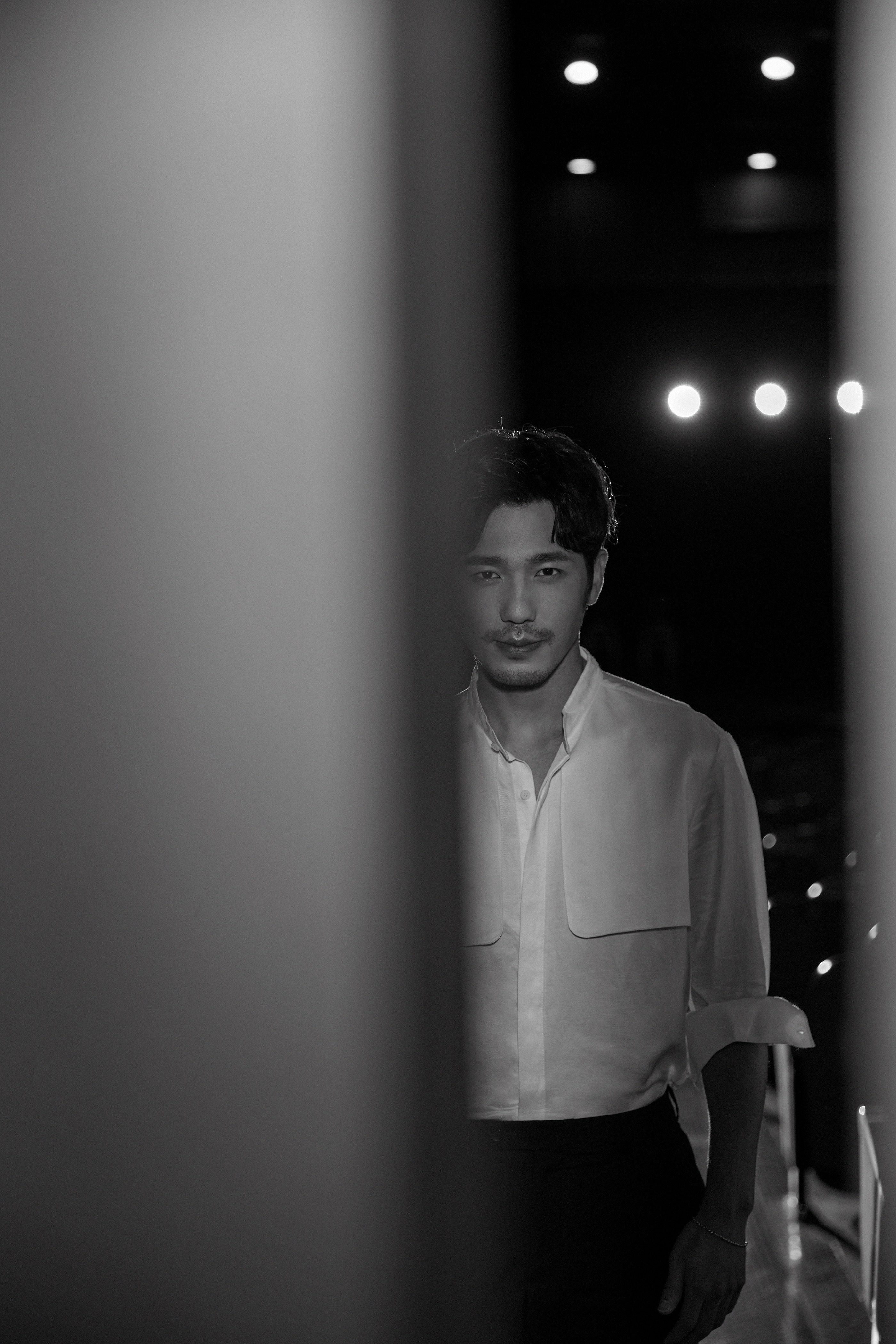 近日,演员白宇在个人微博上发布一组全新黑白风格质感写真照片,并配文