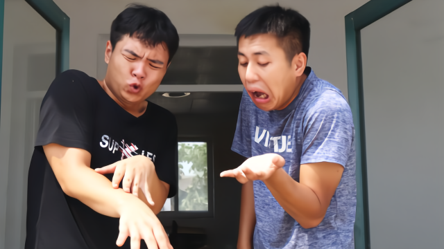 俩小伙励志要戒掉游戏追梦一出门便被热醒啪啪打脸