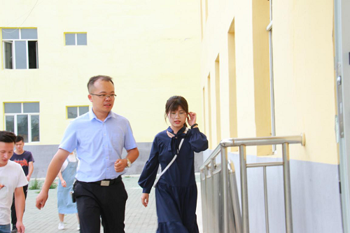 在"大漠胡杨"实践团队长刘尧的讲解下刘明宇了解了实践团的在木垒县为