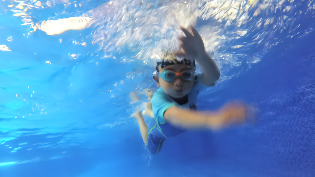 儿童游泳,潜水,泳姿训练,如让孩子学习游泳并且爱上游泳_凤凰网视频