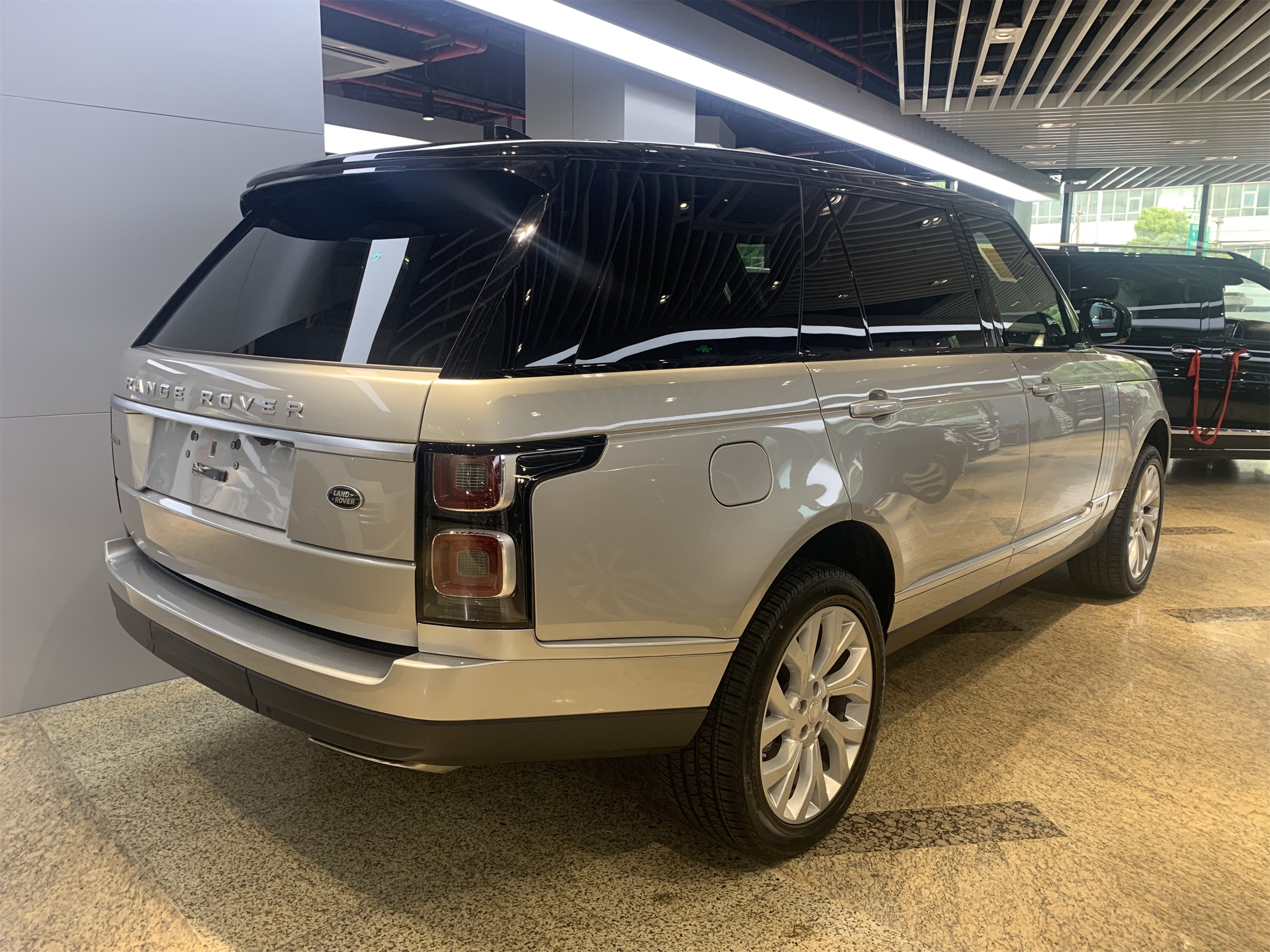 顶级路虎揽胜创世加长版对比中规同款车型,配置完全秒杀!