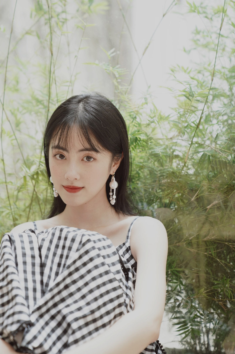 女演员章乐韵吊带裙可爱迷人写真__凤凰网