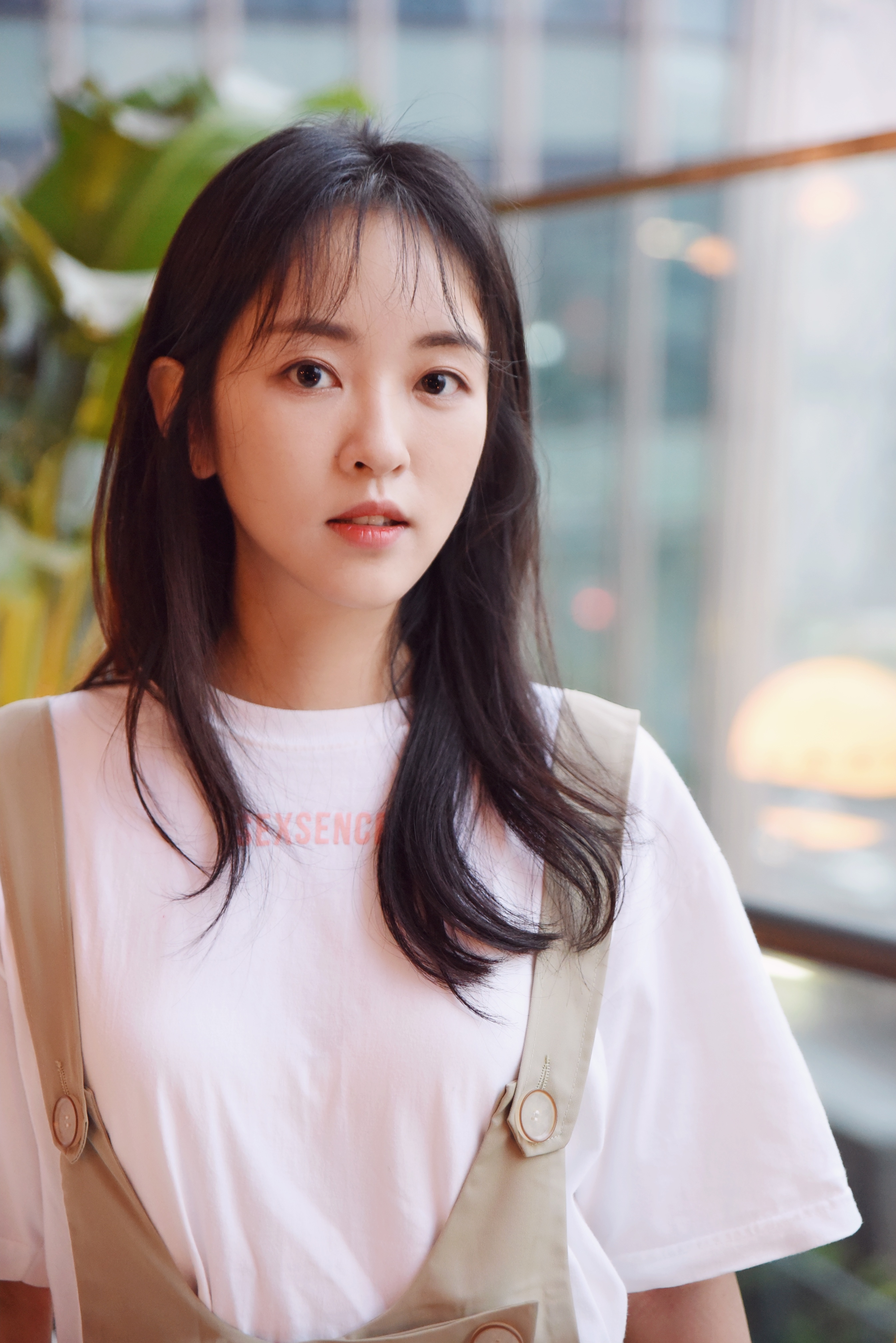 刘泳希夏日写真曝光,白色系穿搭简洁吸睛__凤凰网