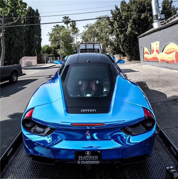 冰冰凉 法拉利488gtb的电镀蓝色让夏天充满活力