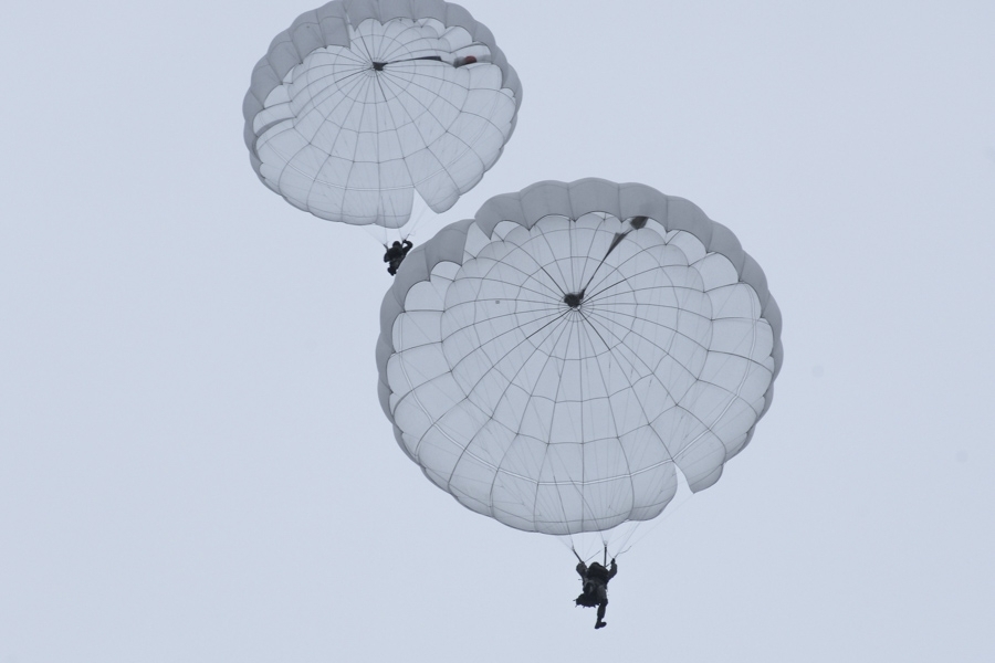 新型降落伞设计颠覆传统 半空开枪成为现实 俄空降兵将更加强悍