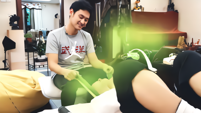 袁弘给张歆艺按摩不料张歆艺却放连环屁还说我笑出个屁