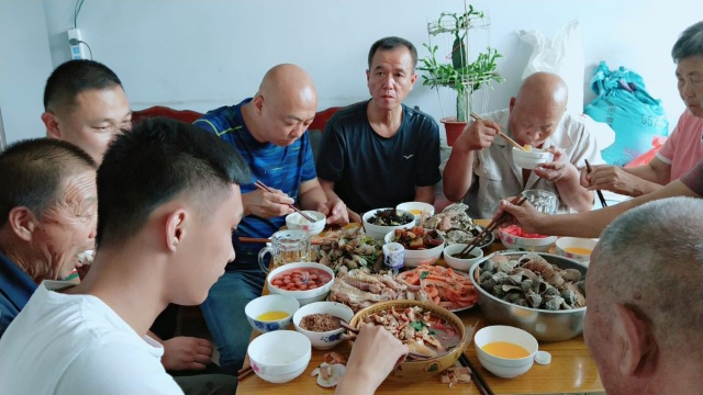 今天家里来客人,看看我们做了什么好吃的,边吃边聊天,太开心了