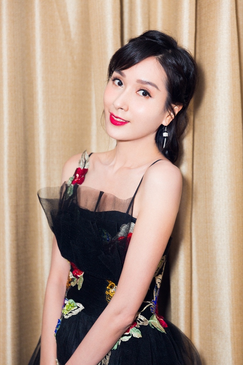 杨恭如穿黑色轻纱露肩小礼服纤细腰身尽显冻龄魅力