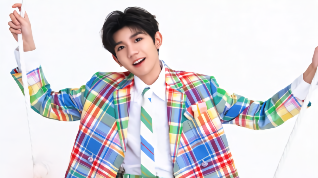 王源穿彩虹格子西装搭配七彩条纹领带色彩明亮甜度满满