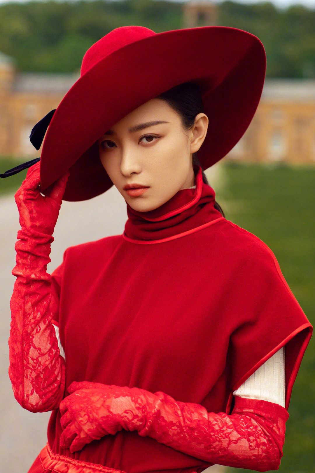 倪妮生日写真复古宽檐礼帽搭配优雅红衣化身闪亮耀眼时髦女郎