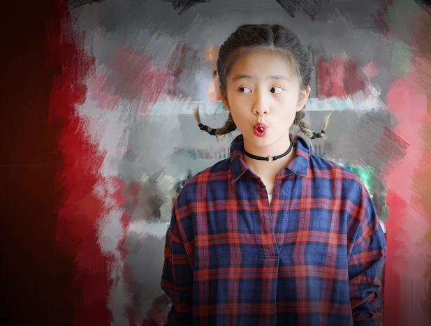 13岁多多质朴现身,露脐装无意露出小肚腩,手拿身份