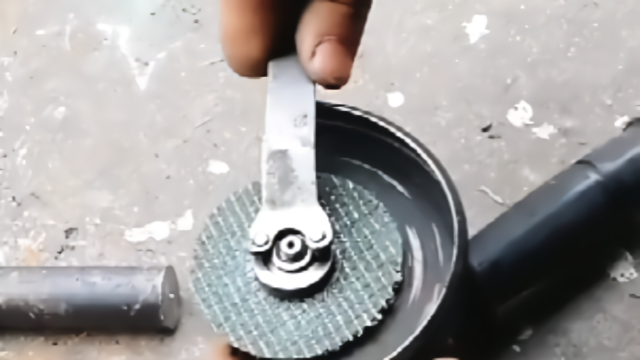 角磨机磨片有的时候难卸教你一招实用小技巧