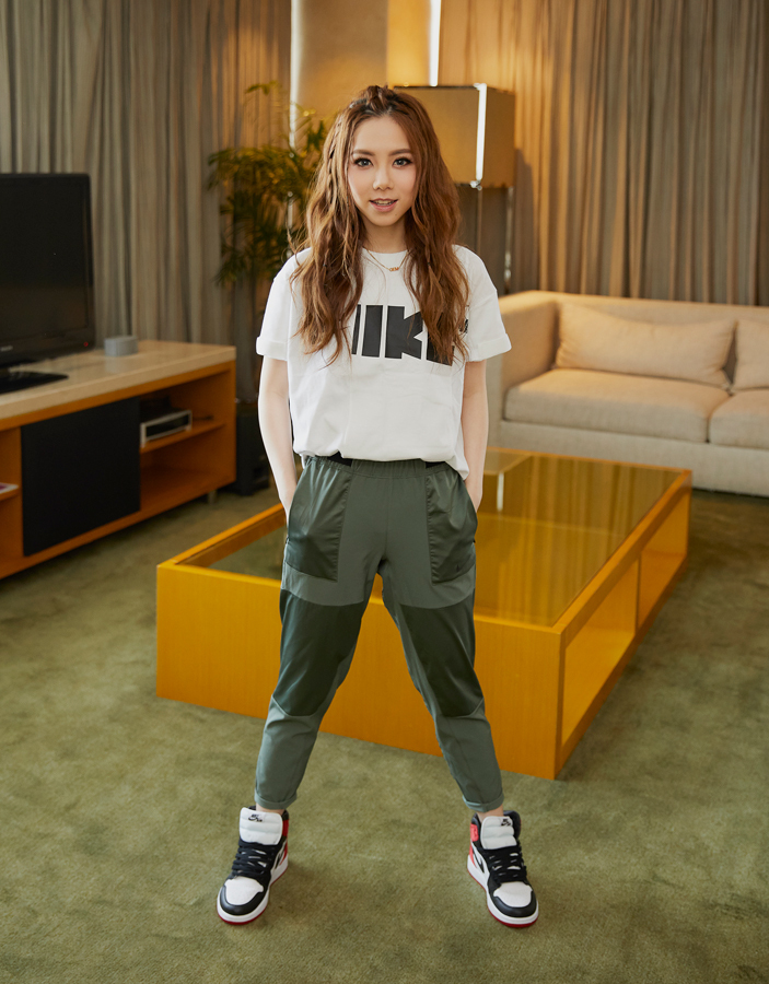 邓紫棋,生日会当日以一套运动look亮相舞台,运动白t搭配轻便运动鞋