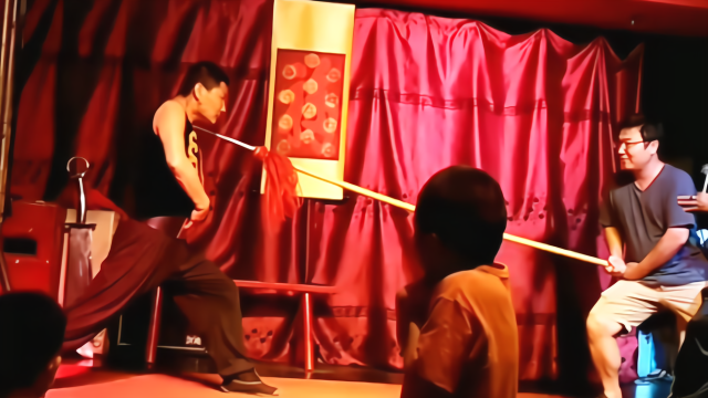 硬气功金枪刺喉绝技表演