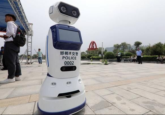 它们是中国道路上第一批上岗的机器人交警,开启了中国人工智能交管的