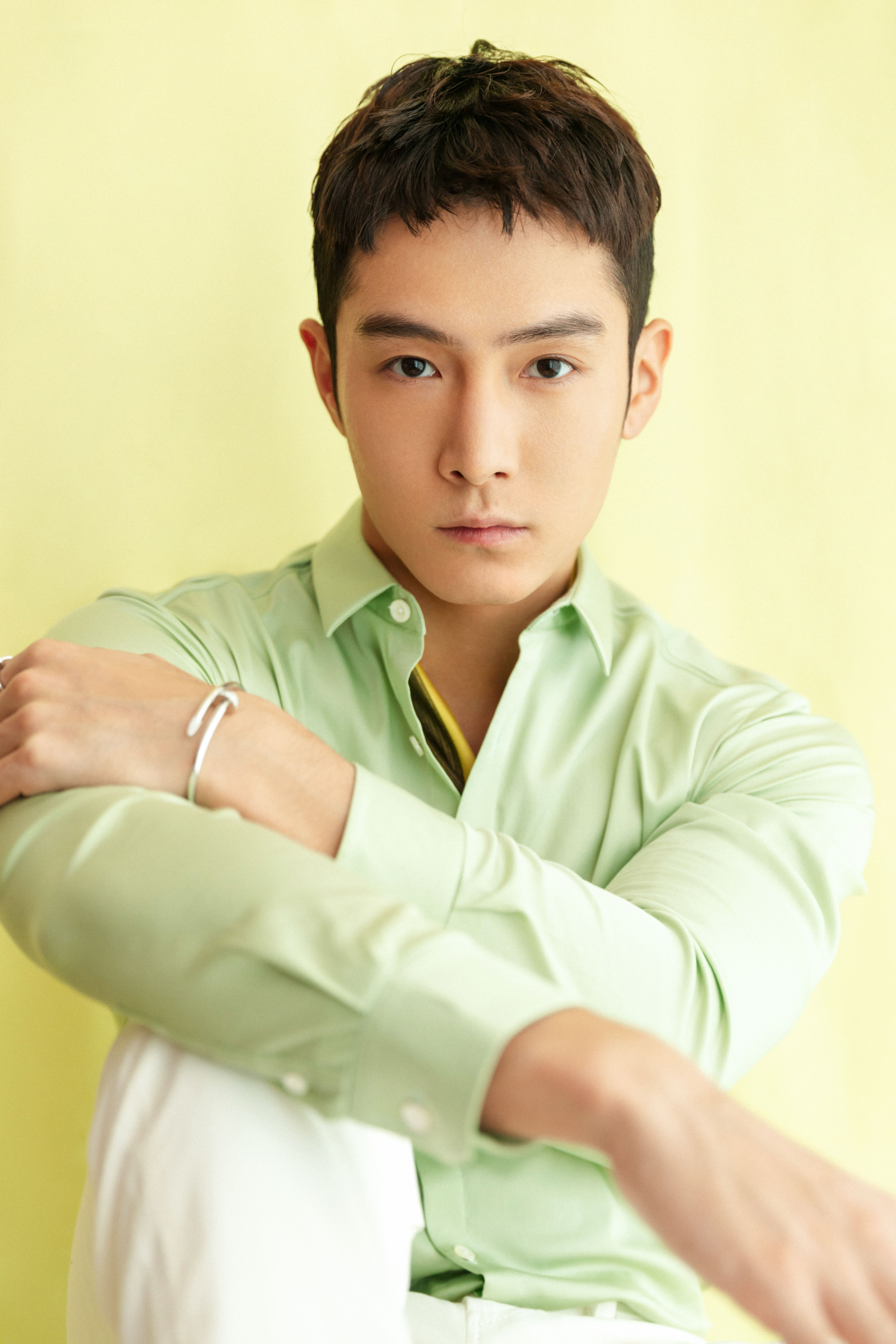 盛一伦解暑穿搭别具新意 用色彩帮眼睛抵御高温