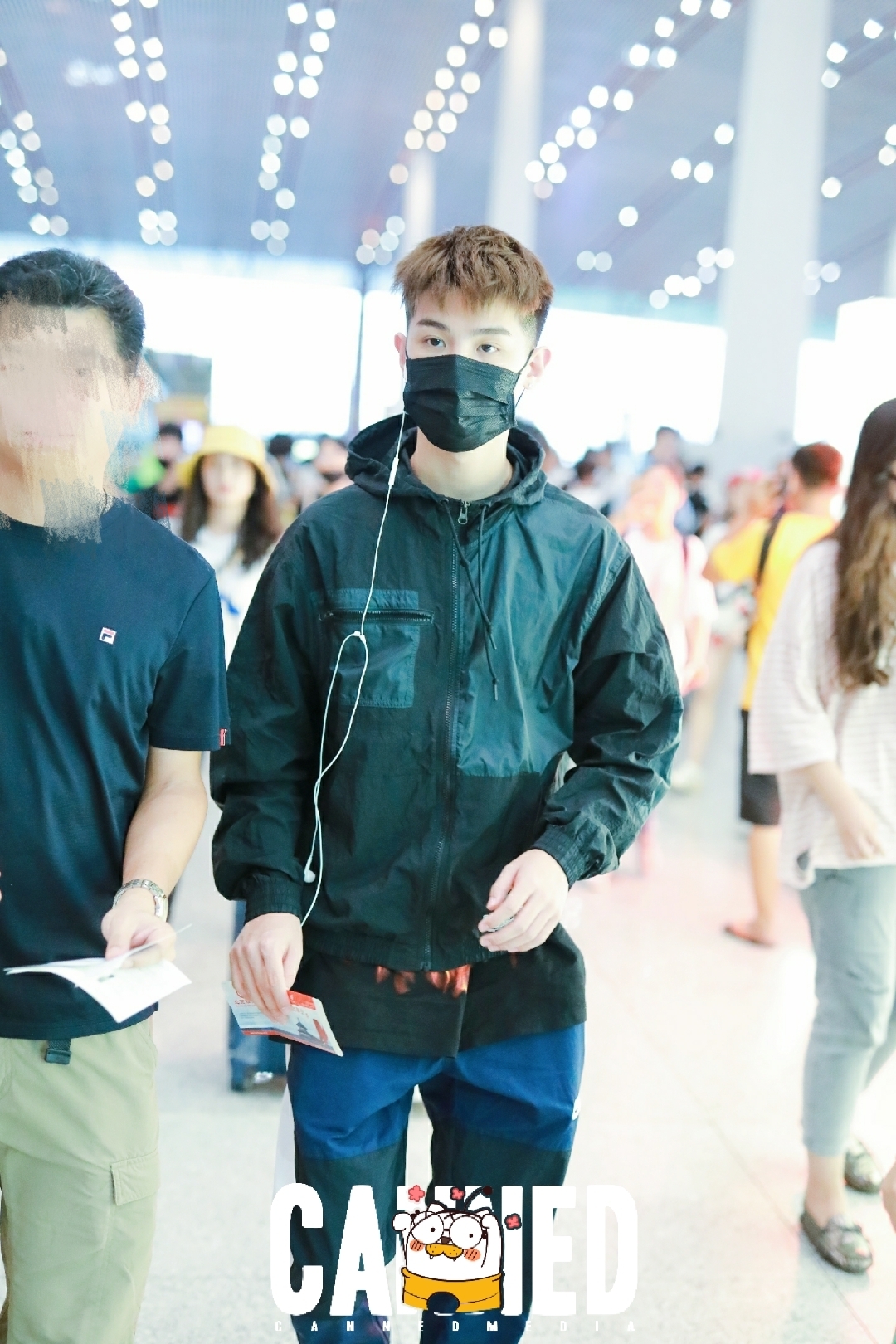 机场街拍justin黄明昊新发型清爽现身