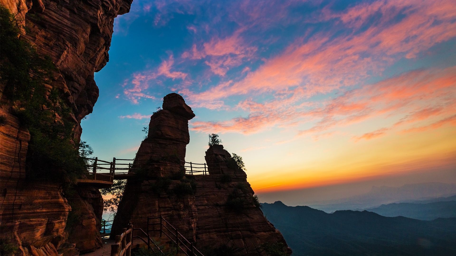 青鸾峰:王母坐骑,火凤伴侣,遨于天际,驻足太行,望景神痴,遂成此峰.