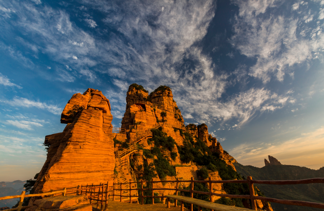 青鸾峰:王母坐骑,火凤伴侣,遨于天际,驻足太行,望景神痴,遂成此峰.