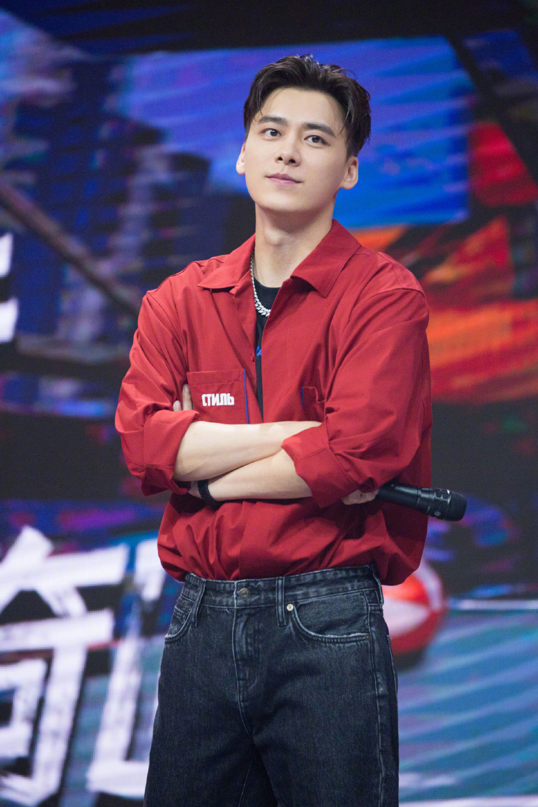 李易峰黑色t恤搭配红色衬衫牛仔裤运动鞋简约轻松帅气穿搭