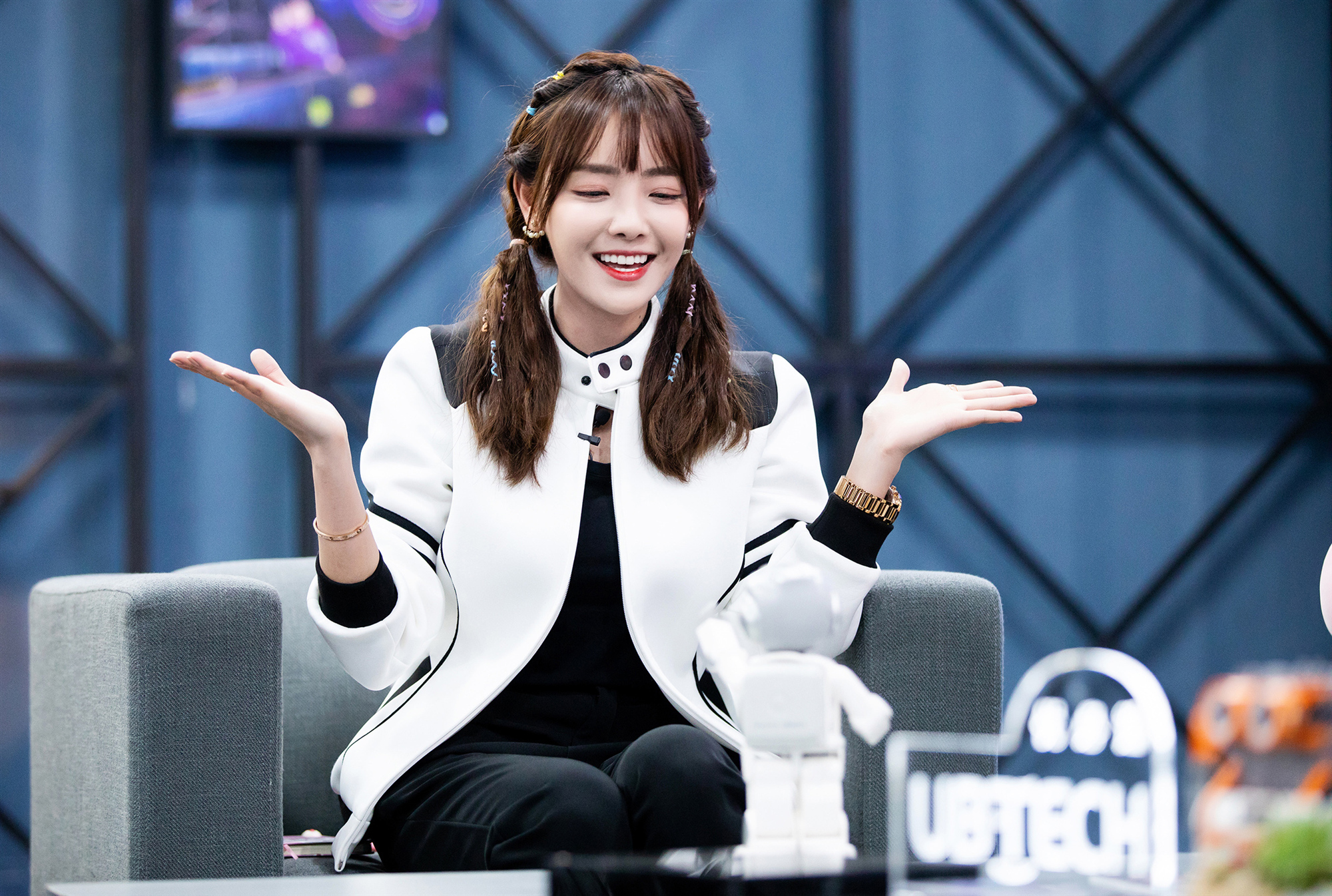 坐拥甜美与佛系的双面少女朱容君在《铁甲雄心2》的舞台上玩兵法