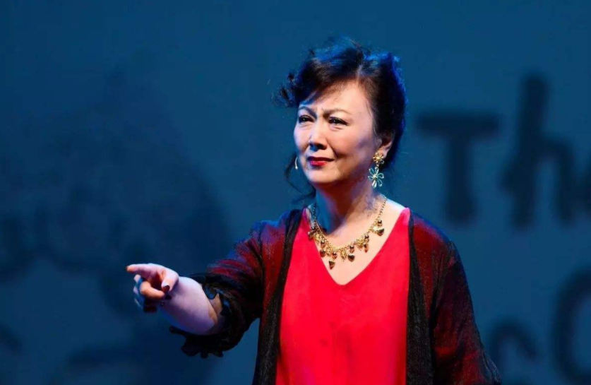 会自己学着哼唱一段,因为自己的兴趣和努力,她16岁便进入了河南曲艺团