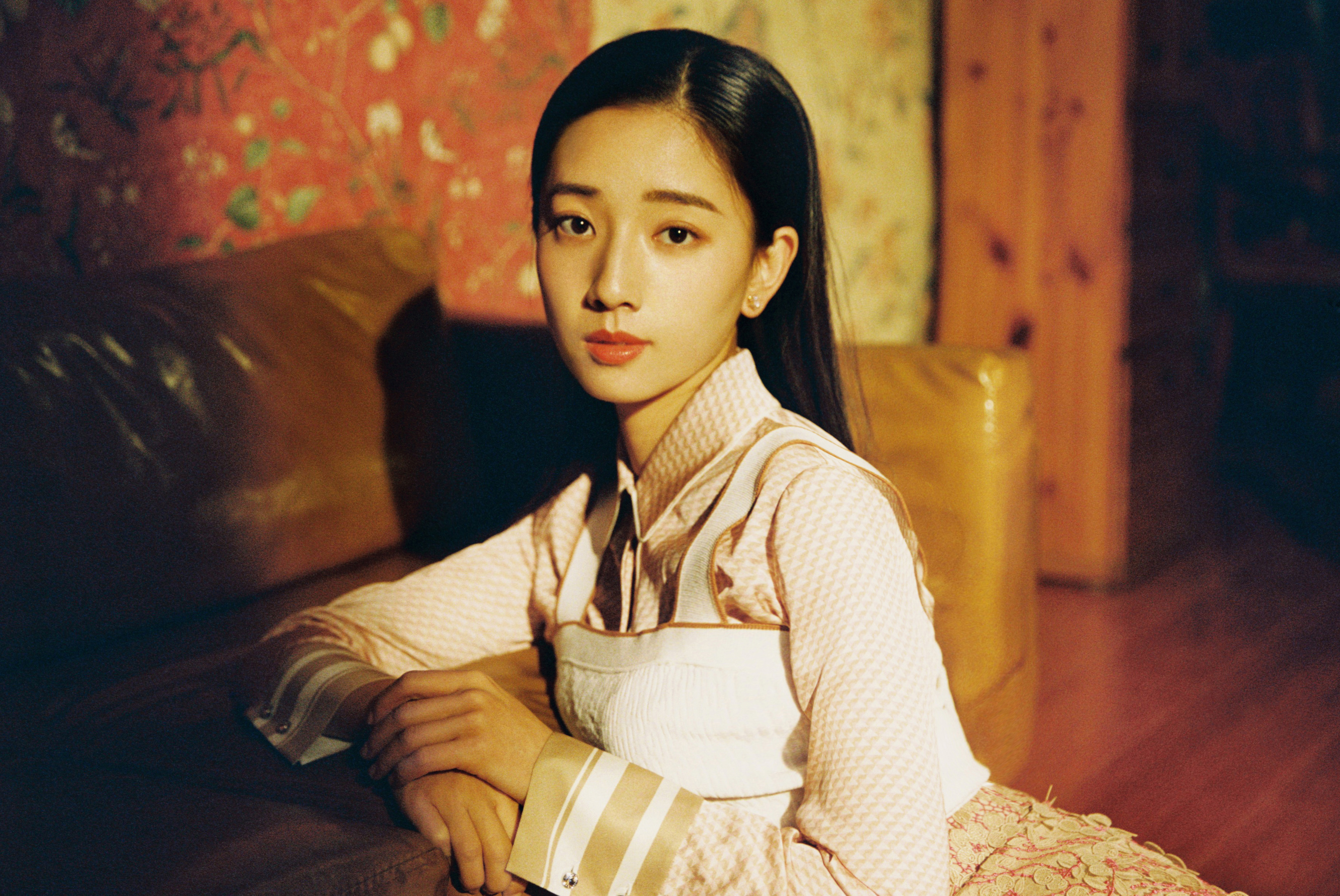 演员马梦唯曝复古胶片写真恬静少女谱仲夏幻梦